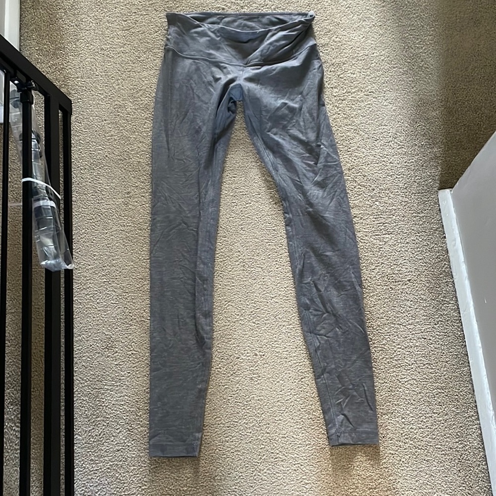 Gray lululemon wunder under athletic tights.